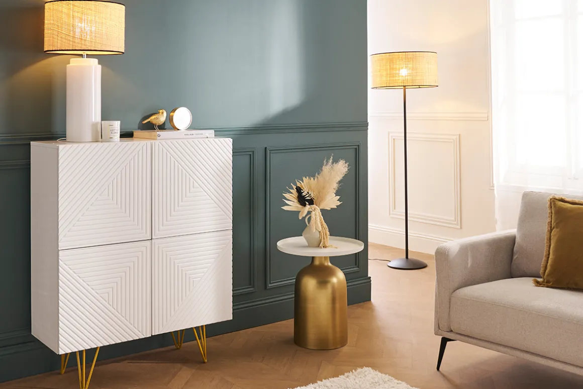 Fashion Miliboo Aparador alto de diseño con 4 puertas y grabados de metal blanco mate y dorado 86 cm OZEN