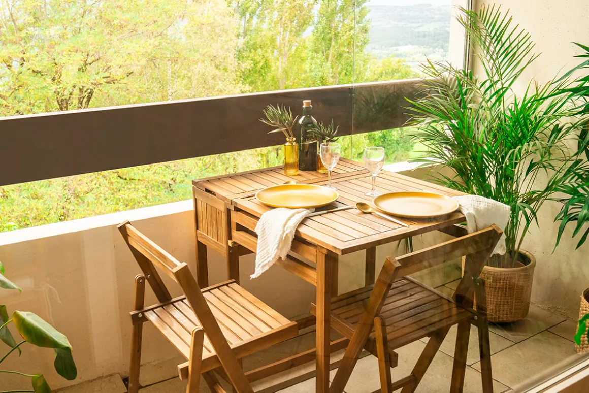 Hot Miliboo Conjunto de 2 sillas plegables y 1 mesa de balcón abatible con almacenaje de madera maciza PRADO
