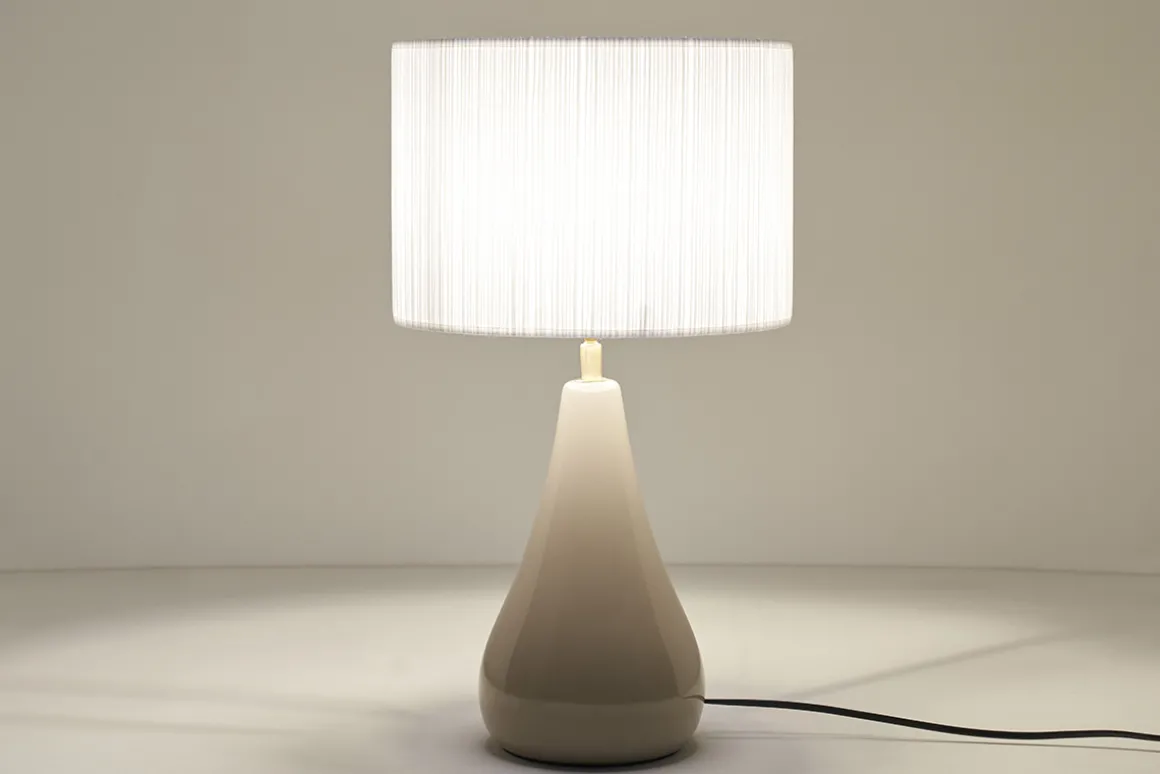 Store Miliboo Lámpara de mesa color topo de cerámica brillante con pantalla de tela plisada blanca 49 cm TROIA