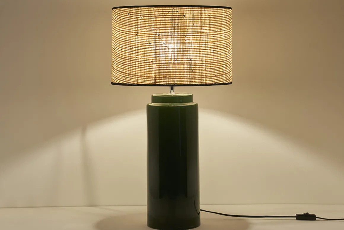 Sale Miliboo Lámpara de mesa de cerámica esmaltada verde con pantalla de rafia natural 64 cm MAJES