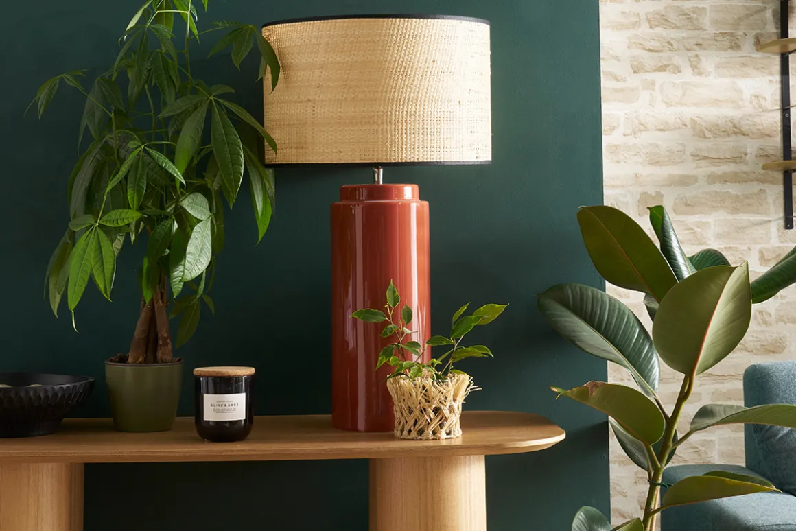 Online Miliboo Lámpara de mesa de cerámica esmaltada terracota con pantalla de rafia natural 64 cm MAJES