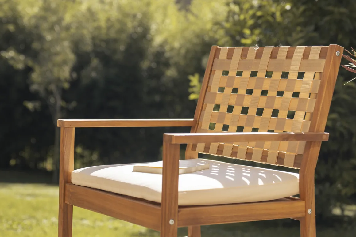 Online Miliboo Set de 2 sillones de jardín de madera maciza con cojín blanco y cinchas beige SANTANA