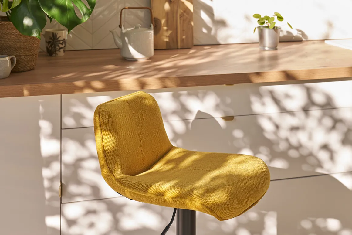 Outlet Miliboo Set de 2 taburetes de cocina regulables y giratorios 360º de tejido efecto aterciopelado amarillo mostaza y metal negro BOOST