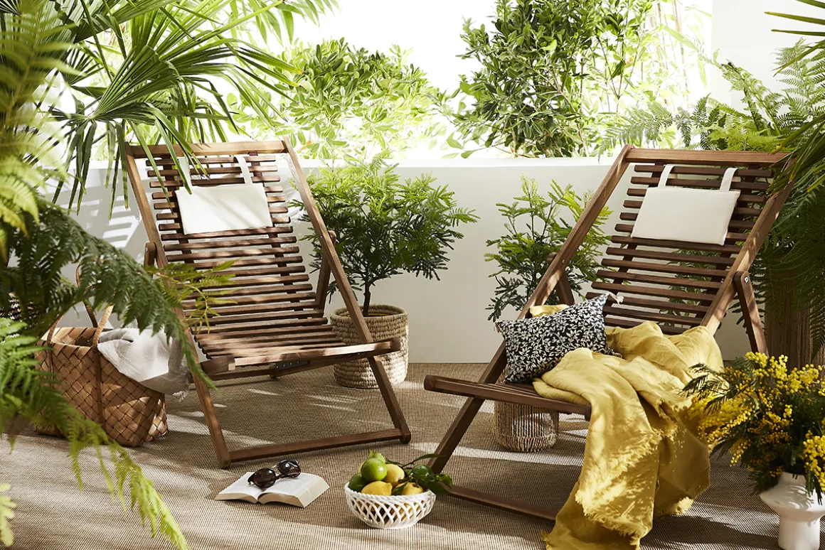 Hot Miliboo Set de 2 tumbonas de madera maciza con cojín de tela blanca MOONA