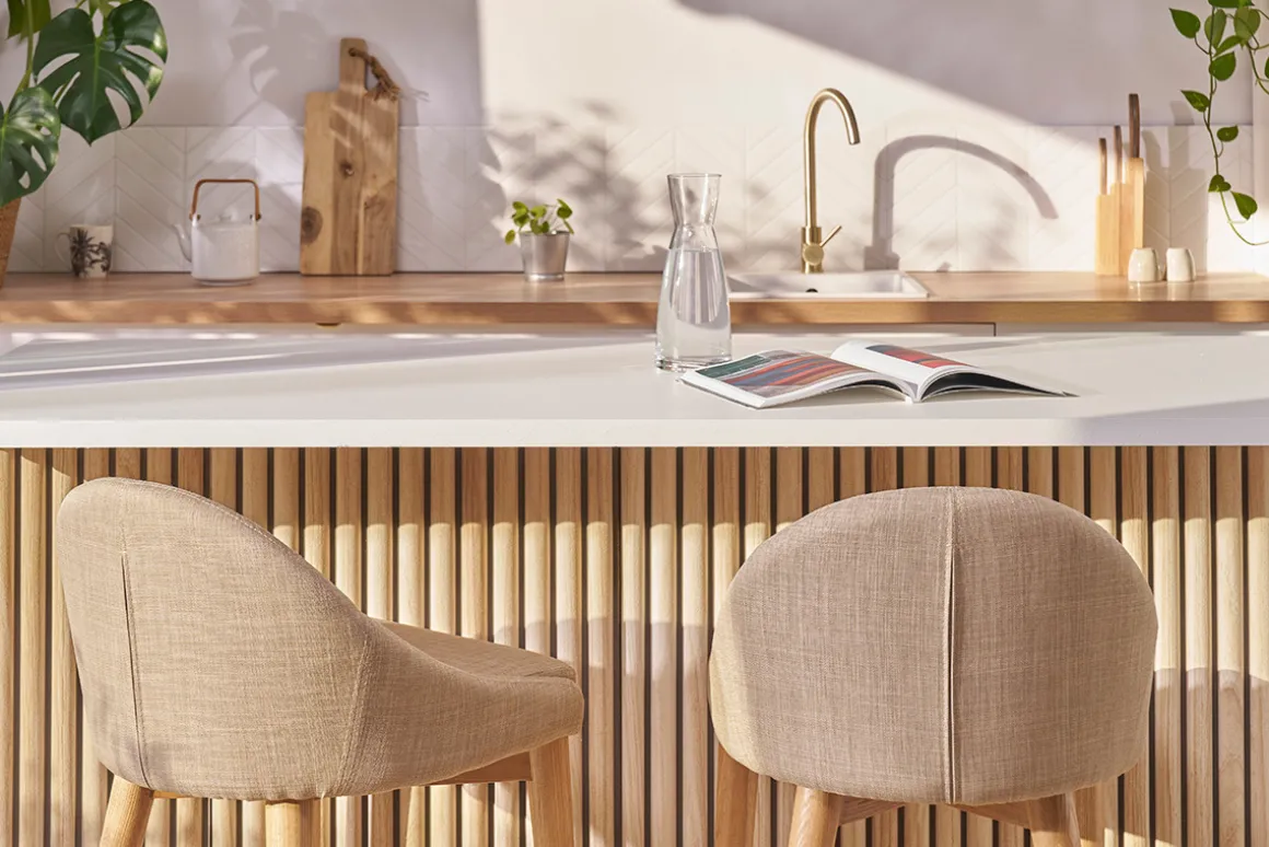 Outlet Miliboo Set de 2 taburetes de cocina nórdicos de tela beige y fresno macizo 66 cm DALIA