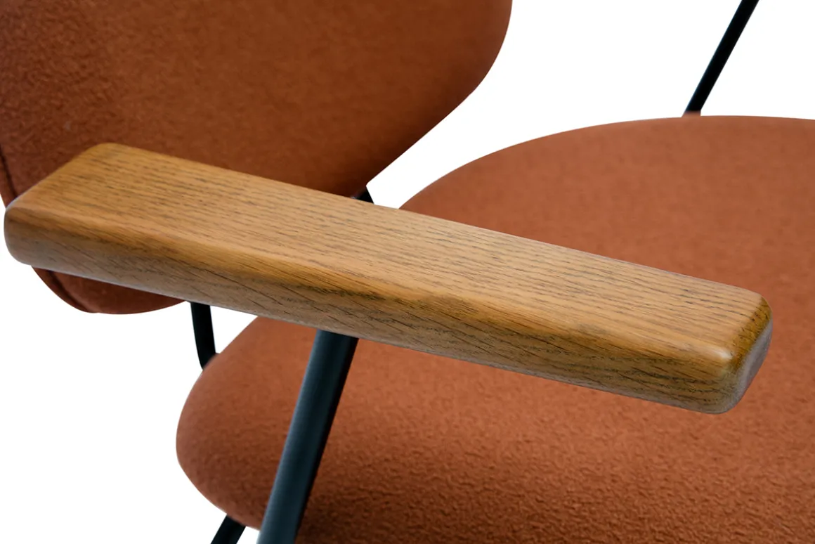 Outlet Miliboo Sillón moderno de borreguillo color terracota, metal negro y madera oscura BARNET