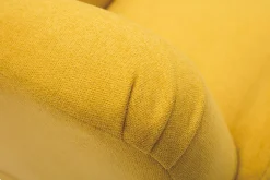 Store Miliboo Sillón nórdico de tejido efecto aterciopelado texturizado amarillo mostaza y madera ISKO