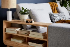 Clearance Miliboo Sofá chaise longue a la izquierda 5 plazas con estantes en tela texturizada gris claro efecto aterciopelado y madera clara KOMAO