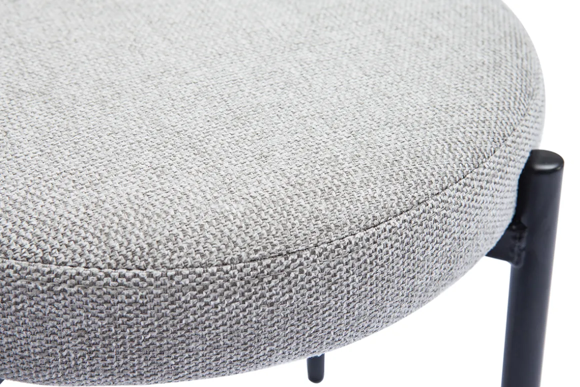 Outlet Miliboo Taburete bajo apilable de tejido efecto aterciopelado texturizado gris claro y metal negro 41 cm KIKO
