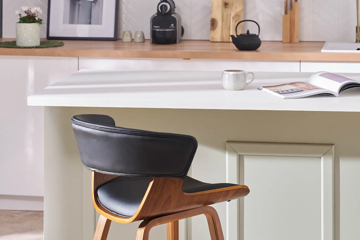 Outlet Miliboo Taburete de cocina de diseño negro con madera oscura 65 cm SYRAH
