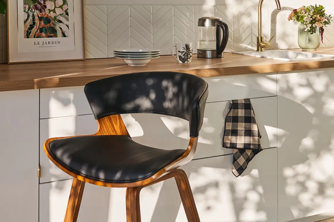 Outlet Miliboo Taburete de cocina de diseño negro con madera oscura 65 cm SYRAH